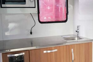 STAINLESS BENCH TOP TO KITCHEN